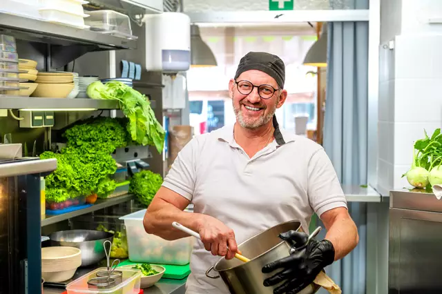 Joachim Ivany kocht fast ausschließlich vegan und vegetarisch. | Foto: Erbsenzählerei