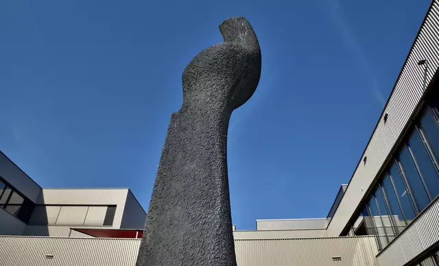Ein Blickfang unter freiem Himmel im Schulhof. | Foto: Hans-Peter Kriener