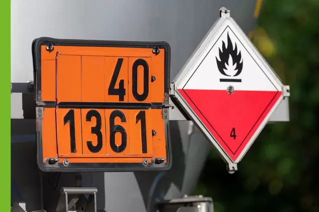 In Strass im Zillertal und Wiesing wurden Verstöße beim Tansport von Gefahrengut festgestellt. Die verantwortlichen Lenker und Firmen wurden angezeigt und die Wieterfahrt untersagt. Die Strafe beläuftlich auf über 10.000 Euro. (Symbolfoto) | Foto: Ronald Rampsch / Adobe Stock