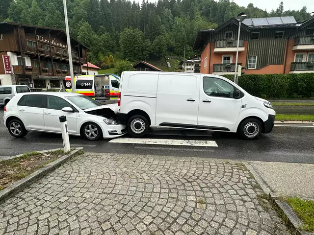 Unfall auf Schutzweg in Hopfgarten. Der Fußgänger musste in das Krankenhaus gebracht werden, die Lenker blieben unverletzt. | Foto: zoom.tirol