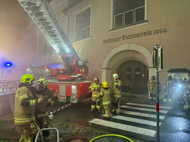The fire brigade evacuated a total of 20 residents from the building. Three of them were taken to the hospital by the Red Cross with suspected flue gas poisoning. | Photo: Hallein volunteer fire brigade
