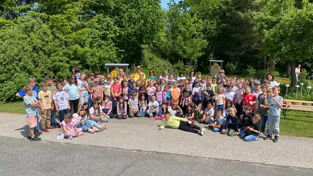 Die Kinder der Europaschule St. Michael ob Bleiburg mit ihren engagierten Lehrerinnen und den Mitgliedern des Bienenzuchtvereins St. Michael | Foto: Europaschule St. Michael ob Bleiburg
