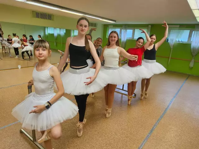 Auch Spitzenschuhtraining gehört zum Angebot der Tanzschule. | Foto: Privat