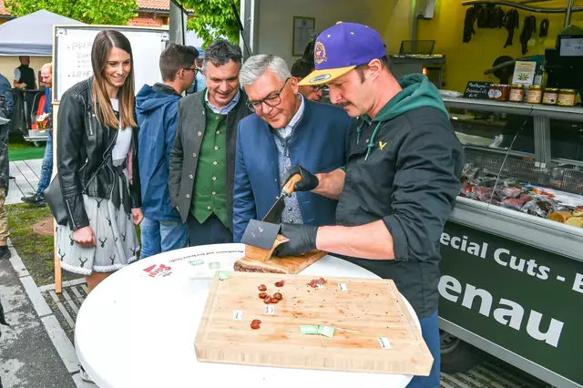 Mirjam Puchner mit Landwirtschaftskammer-Präsident Rupert Quehenberger, Landesrat Sepp Schwaiger und Andreas Teufl von Butcher and Farmer. | Foto: Gemeinde Obertrum
