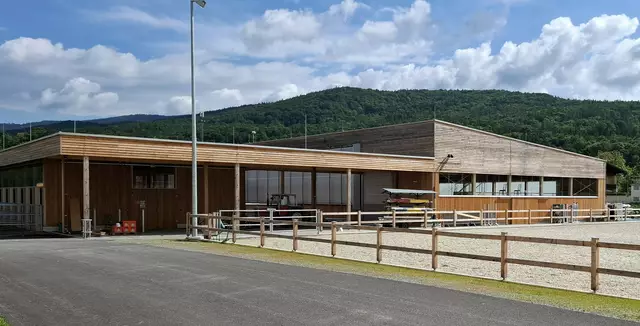 Die moderne Reithalle mit Freiplatz. | Foto: Foto: Josef Wind