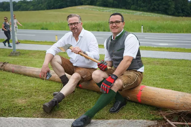 Nach getaner Arbeit wird der Maibaum noch versteigert. | Foto: Stadtgemeinde Köflach