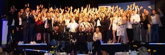 Den würdigen Abschluss des Abends bildete traditionell ein gemeinsames Gruppenfoto mit allen geehrten Staatsmeisterinnen und Staatsmeistern.  | Foto: Schmatz