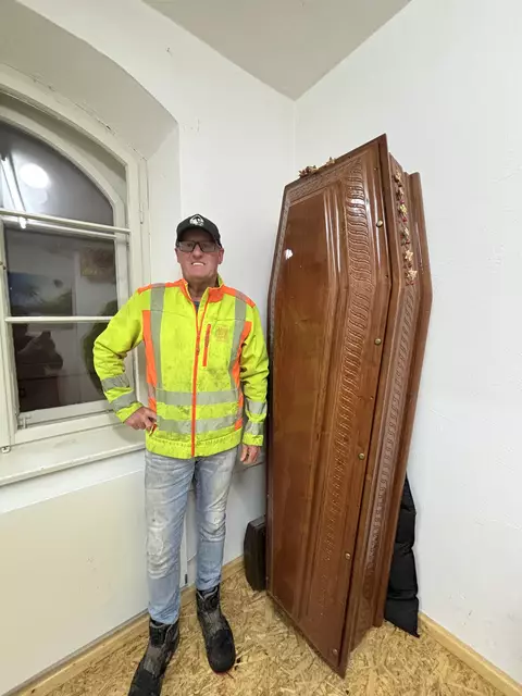 Christian Purner vor seinem Kleiderschrank. | Foto: Kendlbacher