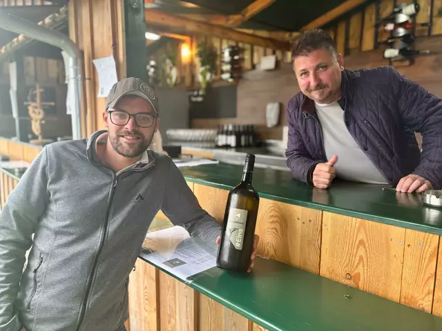 Richard Damberger vom Horner "Weinwinckel" hat mit seinem Team wieder die besten Weine, auf den "Horner Festtagen" eingekühlt. | Foto: Markus Kahrer