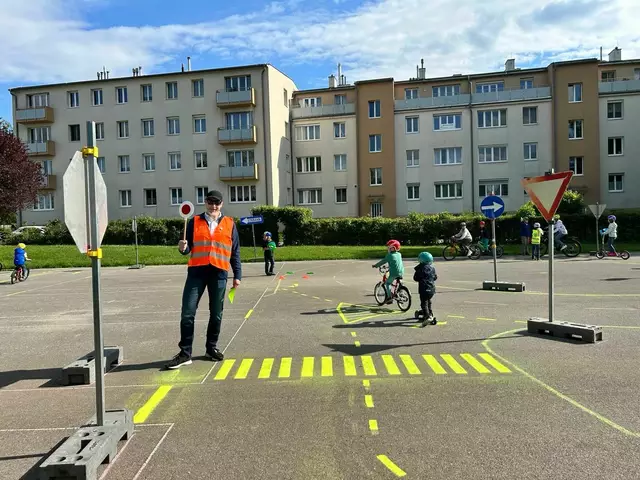 Noch bis 4. Juni läuft am Hartplatz beim Vöslauer Schlosspark das Verkehrs-Erlebnisspiel. Das große Abschlussfest ist am 30. Mai. Im Bild: Georg Lehecka von der Liste Bad Vöslau (LBV) als "Polizist".
Die Aktion wird von allen politischen Fraktionen in Bad Vöslau unterstützt und darüber hinaus auch von einigen Wirtschaftstreibenden. | Foto: LBV