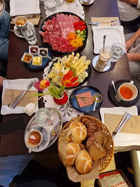 Von mediterranen Antipasti-Platten über Bowls bis hin zu liebevoll angerichteten Frühstücks-Etageren mit regionalen Produkten – die Auswahl ist groß und abwechslungsreich. | Foto: Larini