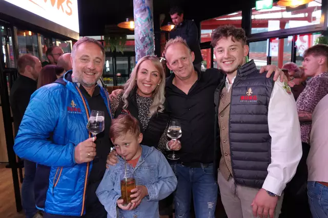 Auch Gastro-Kollegen ließen es sich nicht nehmen persönlich zu dem gelungenen Lokal zu gratulieren. | Foto: Michael Blinzer