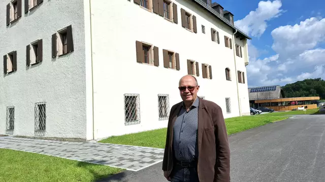 Georg Springl vor dem historischen Schloss Winklhof. | Foto: Josef Wind
