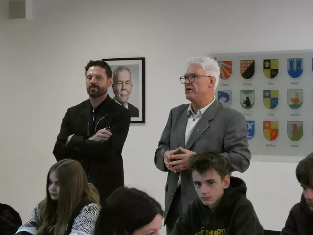 BH Mag. Siegmund Geiger (re) erzählte interessante Fakten über den Bezirk Landeck, Gerhard Scheffknecht (li) von der Abteilung Verkehr konnte aus der Praxis rund um Mopeds viel berichten. 