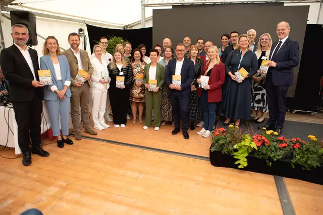 Die Ehrengäste mit den Mitarbeiterinnen und Mitarbeiter, die ein Kapitel im Buch „125 Jahre Klinik Güssing – damals und heute“ verfasst haben.  | Foto: Landesmedienservice Burgenland/Daniel Fenz