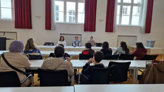 Im Plenum wurden die möglichen Projekte dargelegt und anschließend abgestimmt. | Foto: BV 12