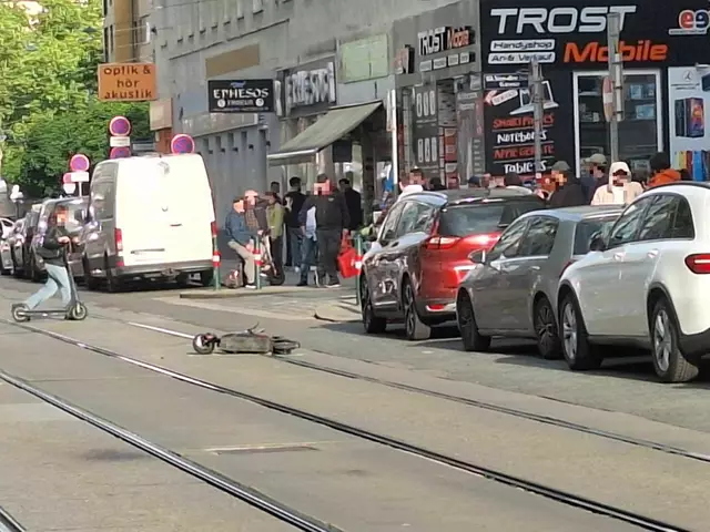 Laut der Sprecherin ist der E-Scooter-Lenker glücklicherweise nicht lebensgefährlich verletzt worden.  | Foto: zVg