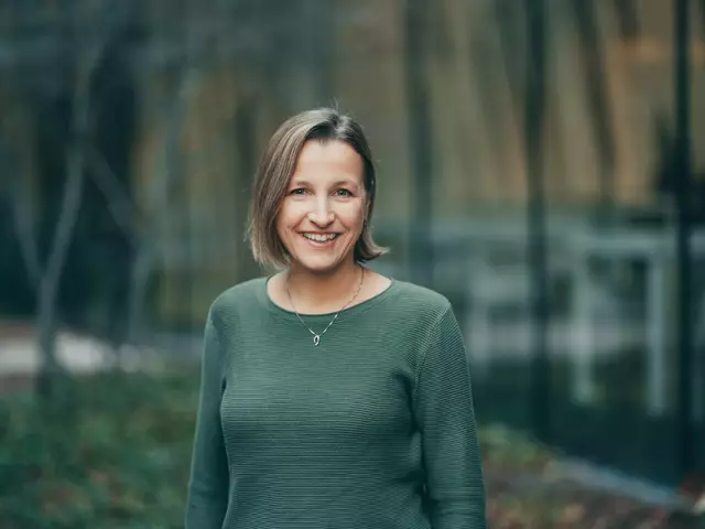 Die bei der Volkshilfe tätige diplomierte Gesundheits- und Krankenpflegerin Renate Jungreithmayr berät via „Alles-Clara“-App pflegende An- und Zugehörige.
 | Foto: alles clara