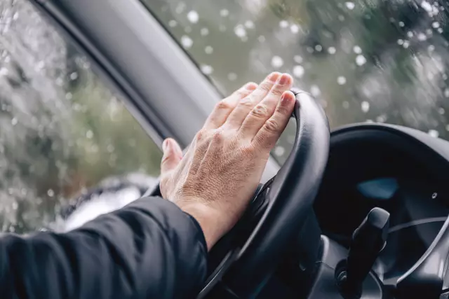 Durch einen Reifenplatzer verlor der Lenker die Kontrolle über das Fahrzeug. (Symbolfoto) | Foto: stock.adobe.com/at/Bits and Splits