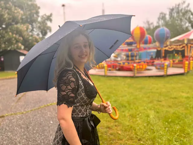 Am ersten Tag der "Horner Festtage" hatten die Regenschirme Hochsaison, Celina machte es nichts aus, sie trotzte dem Wetter. | Foto: Markus Kahrer