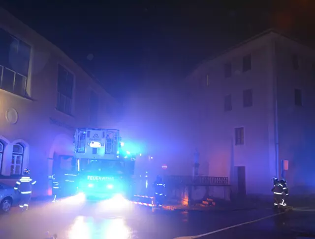 Unverzüglich wurde ein Atemschutztrupp des Tanklöschfahrzeugs 1 zur Brandbekämpfung im Innenangriff eingesetzt, während gleichzeitig ein weiterer Trupp des Rüstlöschfahrzeugs mit Belüftungsmaßnahmen begann.  | Foto: Freiwillige Feuerwehr Hallein