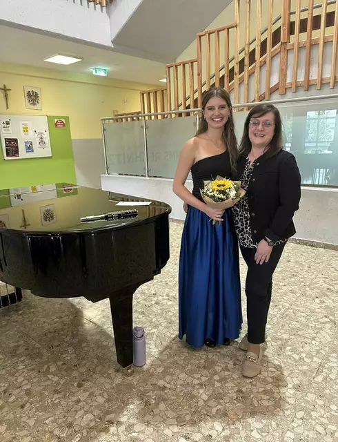 Emely Krug begeisterte auch ihre Lehrerin Musikschuldirektorin Elke Holzer-Ziegler. | Foto: Gemeinde Rechnitz