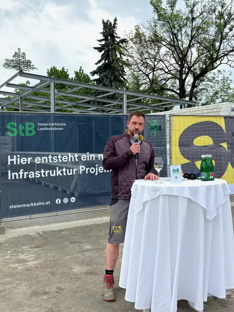 Den Richtspruch hielt Vorarbeiter "Patrick" von Strobl Bau. | Foto: MeinBezirk/M.Wilfurth