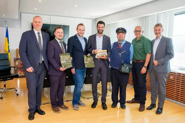 NÖVOG Geschäftsführer Michael Hasenöhrl, Werner Prokop (Vorstand RMG-Verlag), Leiter NÖVOG Betriebsführung Johannes Schendl, LH-Stellvertreter Udo Landbauer, Obmann Waldviertler Schmalspurbahnverein Manfred Schwingenschlögl, Dienststellenleiter Waldviertelbahn Herbert Frantes und NÖVOG Geschäftsführer Wolfgang Schroll (v.l.) bei der Präsentation der Festschrift anlässlich des 125 Jahr-Jubiläums.
| Foto: NÖVOG/Bollwein