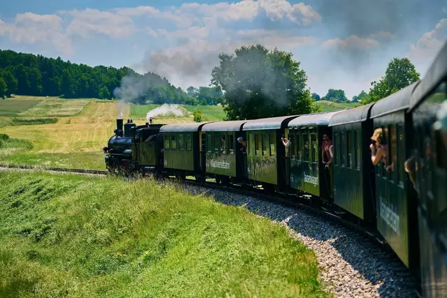 Ausflüge mit dem Nostalgie-Dampfzug sind ein Bahnerlebnis für Groß und Klein.
| Foto: NB/Wegerbauer