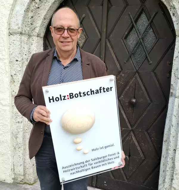 Georg Springl mit der Auszeichnung "Holz:Botschafter" | Foto: Josef Wind