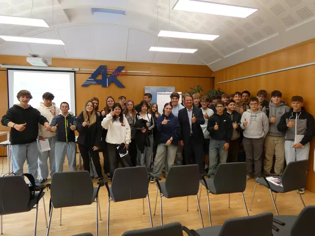 Mag. Peter Comina, Bezirksleiter der Arbeiterkammer Landeck, gab Einblicke in das vielfältige Aufgabengebiet der AK und informierte die zukünftigen Lehrlinge über ihre Rechte und Pflichten. 