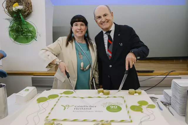 Geschäftsführerin vom Krankenhaus Göttlicher Heiland, Michaela Latzelsberger, und Richard Gauss vom Wiener Gesundheitsfonds freuen sich über das Jubiläum.  | Foto: Alek Kawka