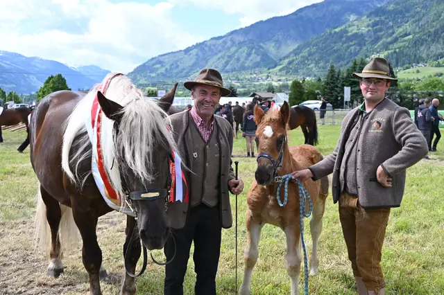 Der glückliche Sieger Josef "Pep" Schießl mit seiner Stute Sabrina und ihrem Fohlen. 