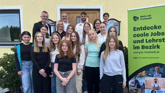 WKO-Leiter Thomas Denk (hinten links) und Mittelschule-Pregarten-Direktorin Manuela Kopf-Teufel (hinten rechts) mit Schülerinnen und Unternehmensvertretenden. | Foto: WKO Freistadt
