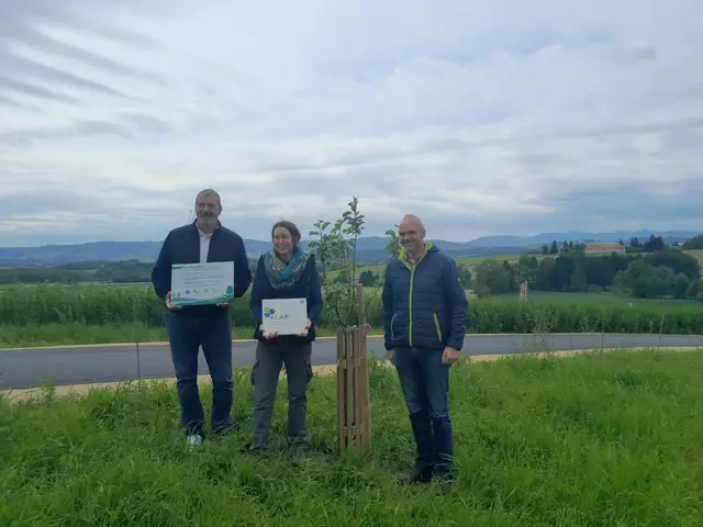 Anbringen der Info- Tafeln für die Artenvielfalt in Aschbach v.l.n.r.: Bgm. Martin Schlöglhofer, Biologin Heidemarie Moser-Sturm und Roland Mayrhofer vom Gemeindeamt Aschbach-Markt | Foto: WAL GD