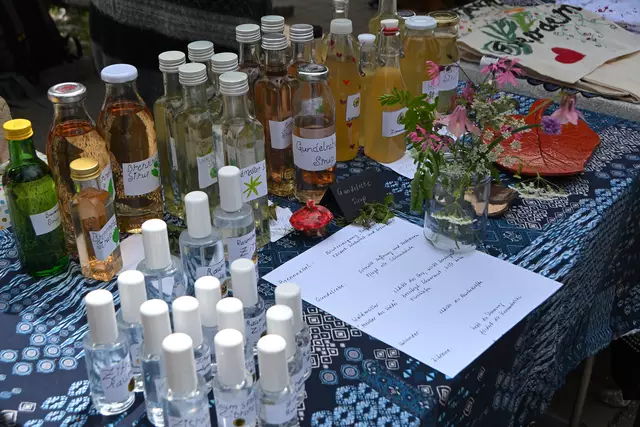Zwischen den Aufführungen erfreute sich der ebenfalls von der Freiraumschule ins Leben gerufene Kunst- und Leckereienmarkt auf Basis freier Spenden regen Interesses. | Foto: Arno Sammer-Adam