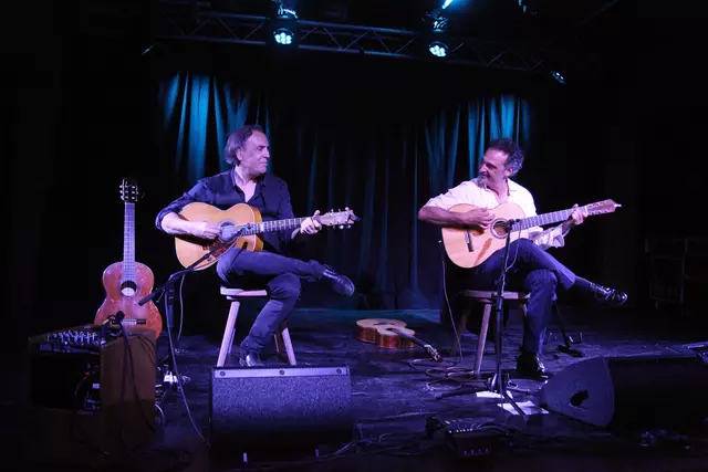 Spontanes und spannendes Gitarrenduo: Marco Delladio (li.) und Manuel Randi (re.) vor ausverkaufter Stadtbühne.