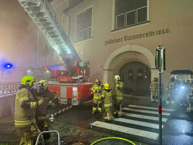 Die Feuerwehr evakuierte insgesamt 20 Bewohner aus dem Gebäude. Drei von ihnen wurden vom Roten Kreuz mit Verdacht auf Rauchgasvergiftung ins Krankenhaus gebracht. | Foto: Freiwillige Feuerwehr Hallein