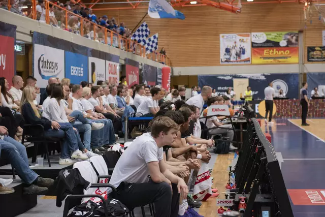 Volle Halle in Eisenstadt. Jubeln konnten nur die Gäste aus Oberwart.  | Foto: Sophia Braun
