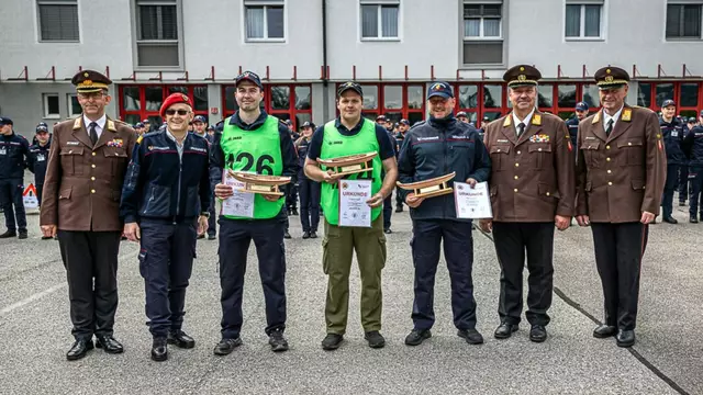 (v.l.n.r.) Feuerwehrpräsident Robert Mayer, OBR Gerhard Praxmarer, Martin Margelik, Josef Kammerhofer, Johannes Seiwald, LFR Wolfgang Mayr und OBR Thomas Stockinger.