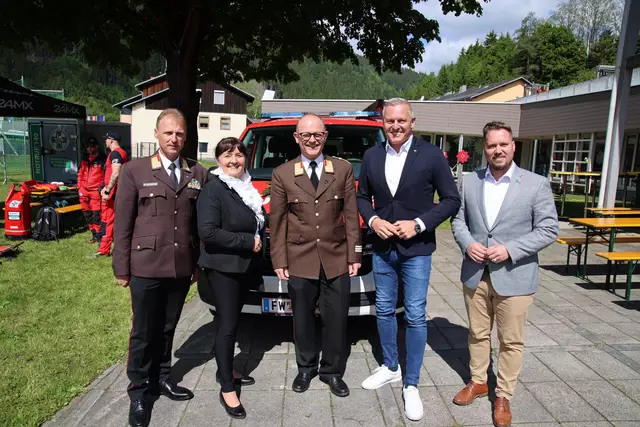 Freude bei Landesfeuerwehrkommandant-Stv. Leitgeb, LH-Stv. Manuela Khom, Johann Ritzinger, LH Mario Kunasek, Marco Triller (v. l.)  | Foto: Petra Mitteregger