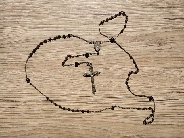 Ein Rosenkranz in stiller Andacht – Gebet als Verbindung zu Gott. | Foto: Rebekka Sadiki-Peckary