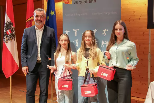 Ehrung Karateclub Frieways: Sportlandesrat Heinrich Dorner mit Sophie Strodl, Elena Treun und Tamara Lehner | Foto: Landesmedienservice