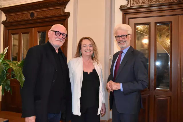 Lois und Silvia Lammerhuber mit Ernst Schebesta. | Foto: Preineder