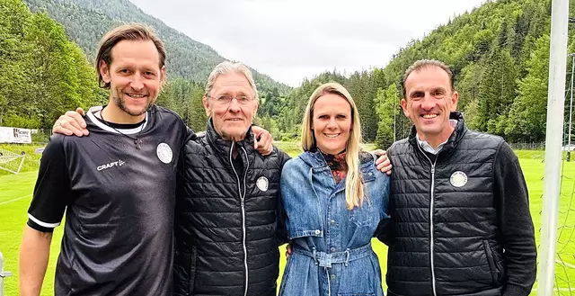 Gaudi beim Benefizspiel: Matthias und Roland Hattenberger, Niki Hosp, CoM-Präsident Markus Prock. | Foto: Kogler