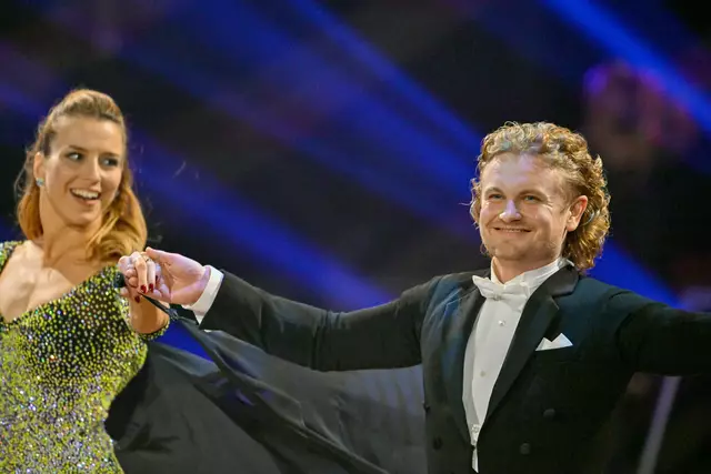 Der Kabarettist fügte noch hinzu: "Ich muss jetzt die Christina-Stürmer-Karriere machen", mit einem Blick auf die Musikerin, die bei "Starmania" nicht den Sieg ergattern konnte, aber große Karriere machen sollte.  | Foto: APA/Picturedesk