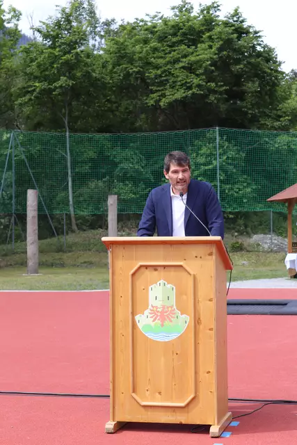 Laudator, Vizebürgermeister und SV-Landeck-Obmann Mathias Niederbacher.  | Foto: Elisabeth Zangerl