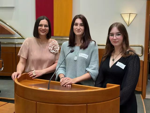 Schülerinnen und Schüler der Berufsschule Eisenstadt besuchten Landtagspräsidentin Astrid Eisenkopf im Landtagsitzungssaal. | Foto: Büro Landtagspräsidentin Astrid Eisenkopf