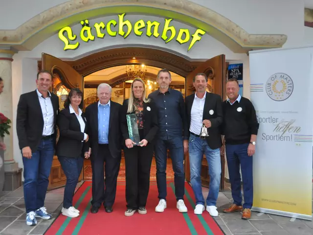 Bei der Siegerehrung des Golfturnieres vom gemeinnützigen „Club of Masters“ gratulierten Präsident Markus Prock (li.) und Martin Unterrainer (3.v.i.) den Siegern