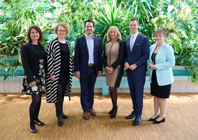 vlnr: SQM Verena Maschek, LR Christiane Teschl-Hofmeister, BM ChristophWiederkehr, Dir. Eva Zillinger, BD Karl Fritthum, SQM Brigitte Ribisch | Foto: Konrad Lorenz Gymnasium